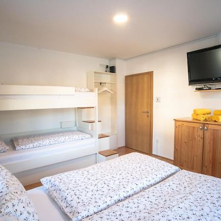 Pritlicni Apartma Hribovc Z Atrijem Kranjska Gora Exteriör bild